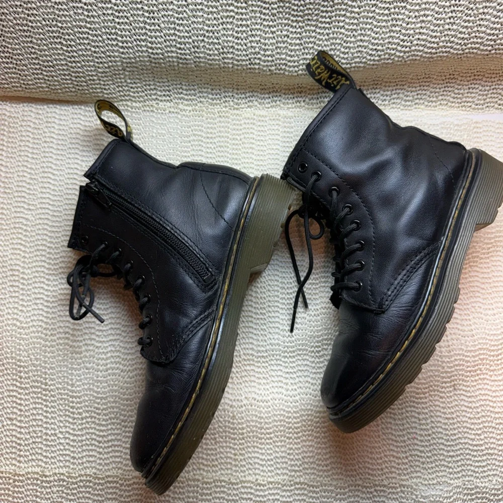 Dr. Martens 1460 Junior boots in a Monochrome Black 2
